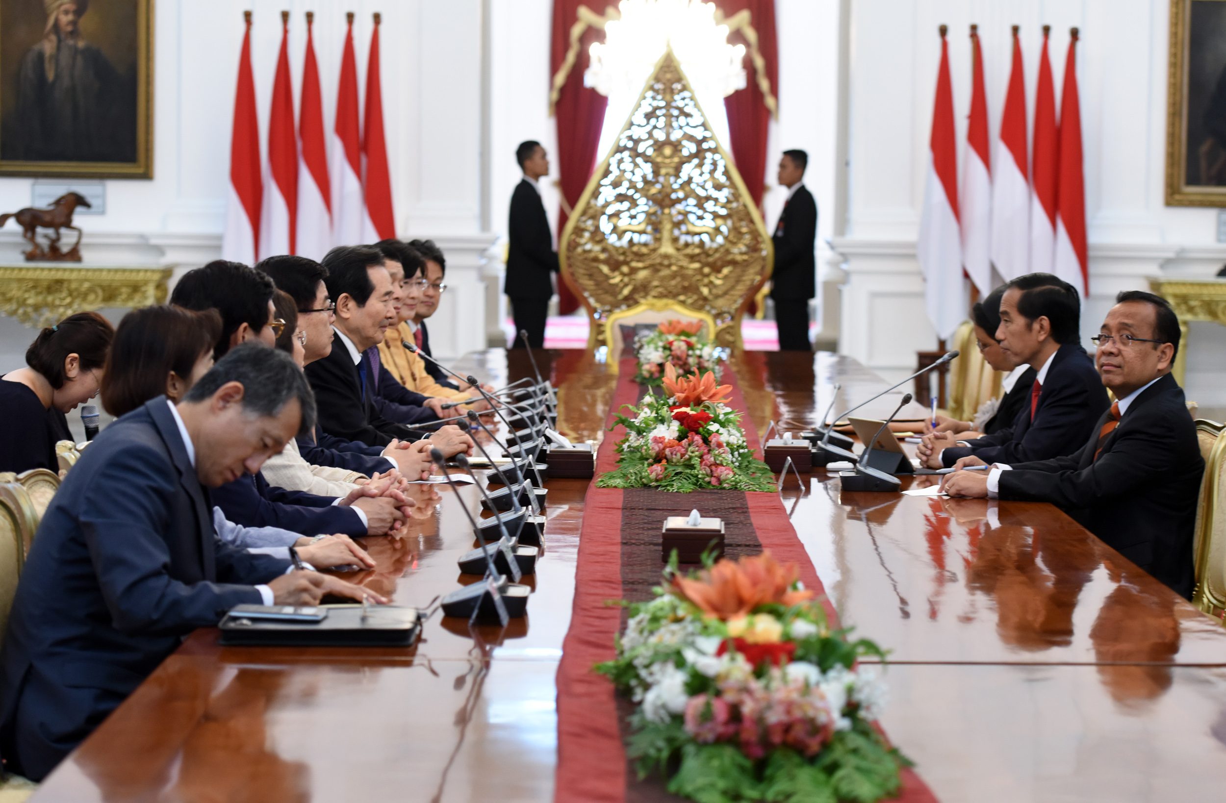 Presiden Jokowi menerima kunjungan kehormatan 9 anggota Parlemen Republik Korea di Istana Merdeka, pada 12 Januari 2017. Foto dari Setkab.go.id 