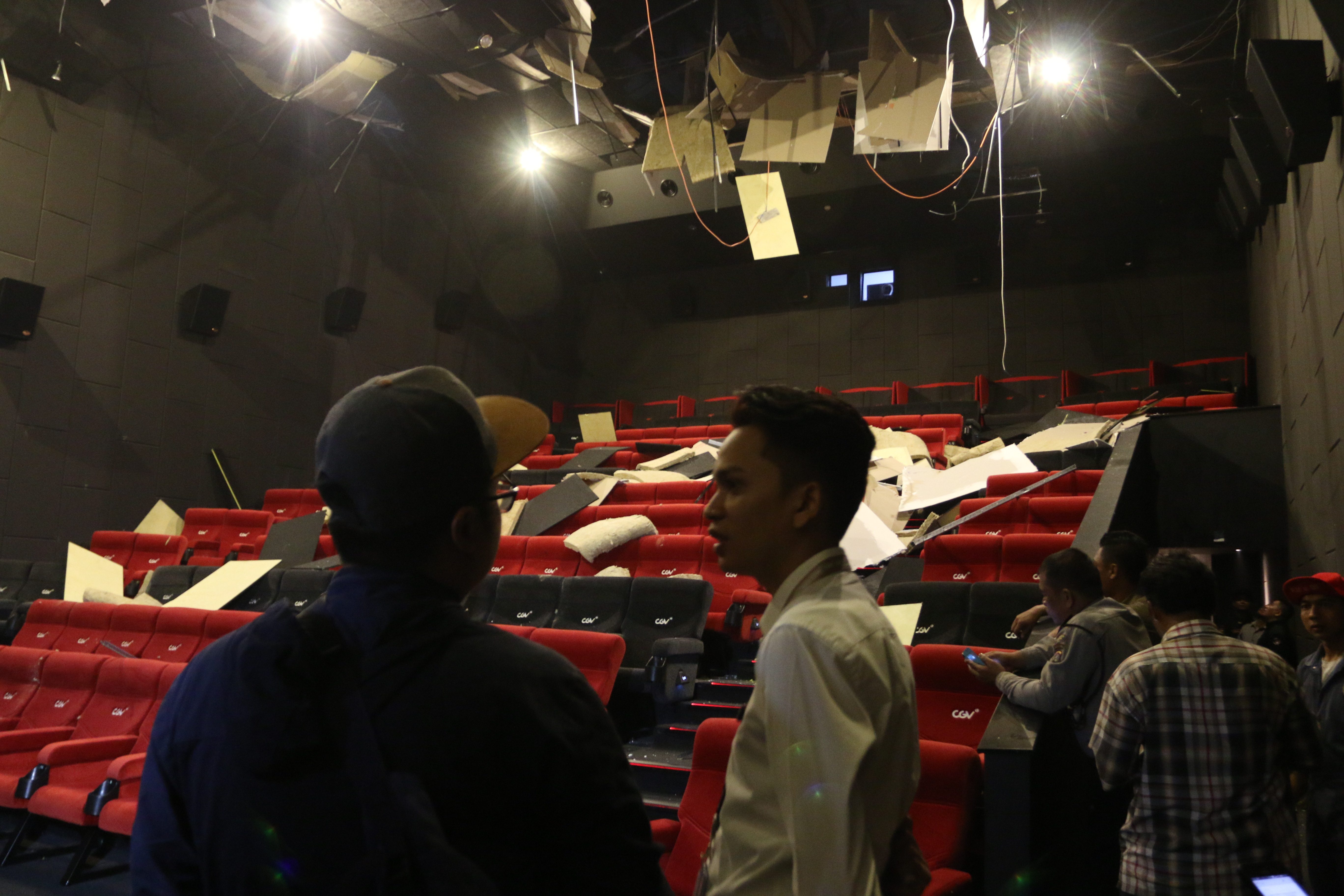 Polisi dan petugas mall berada di dalam gedung bioskop yang rusak akibat gempa berkekuatan 5,6 SR di Medan, Sumatera utara, pada 16 Januari 2017. Foto oleh Irsan Mulyadi/Antara 