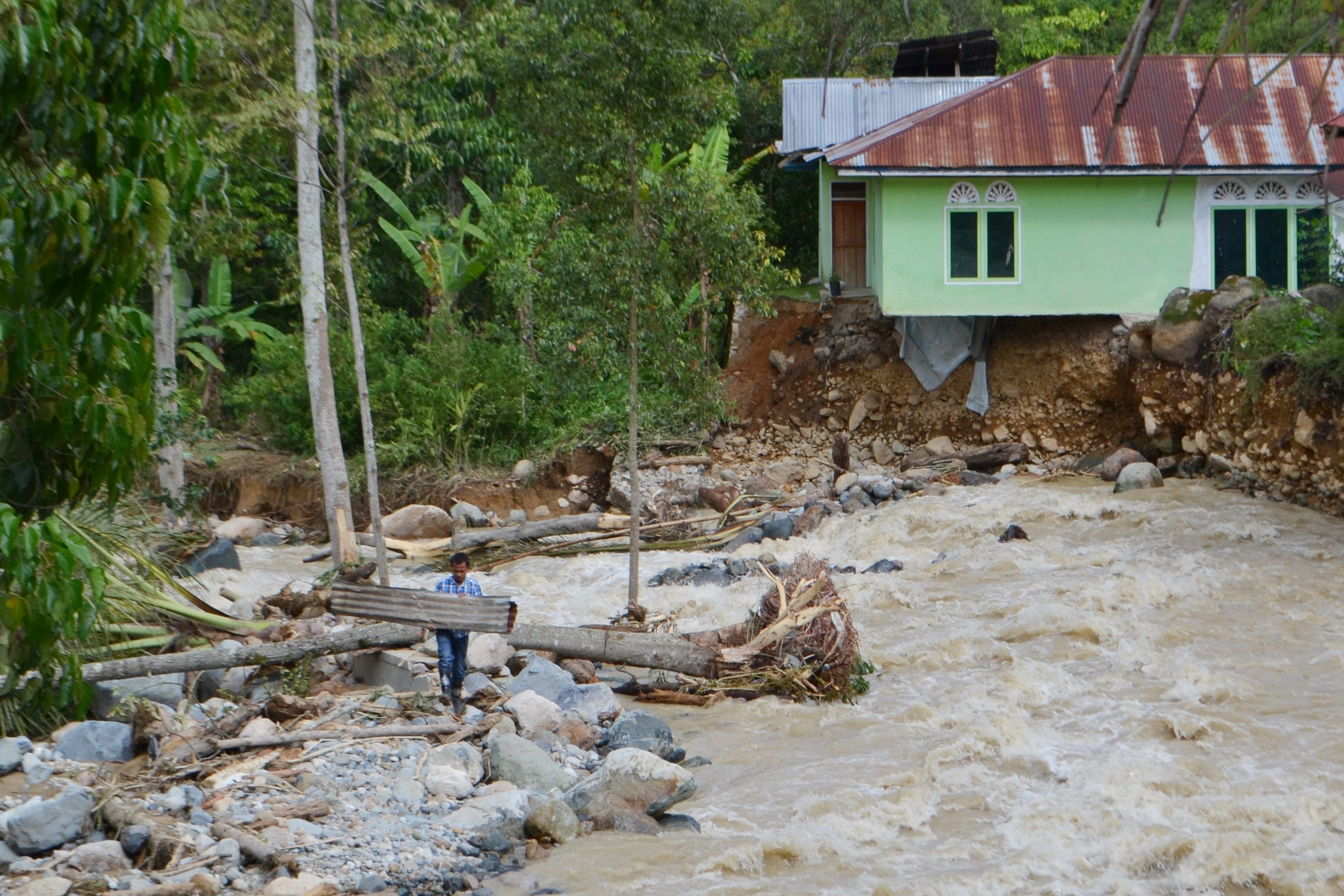 Banjir bandang terjadi pada 6 Januari 2017 mengakibatkan sejumlah rumah di bantaran sungai di Solok, Sumatera Barat, terancam. Foto oleh Joko Nugroho/Antara 