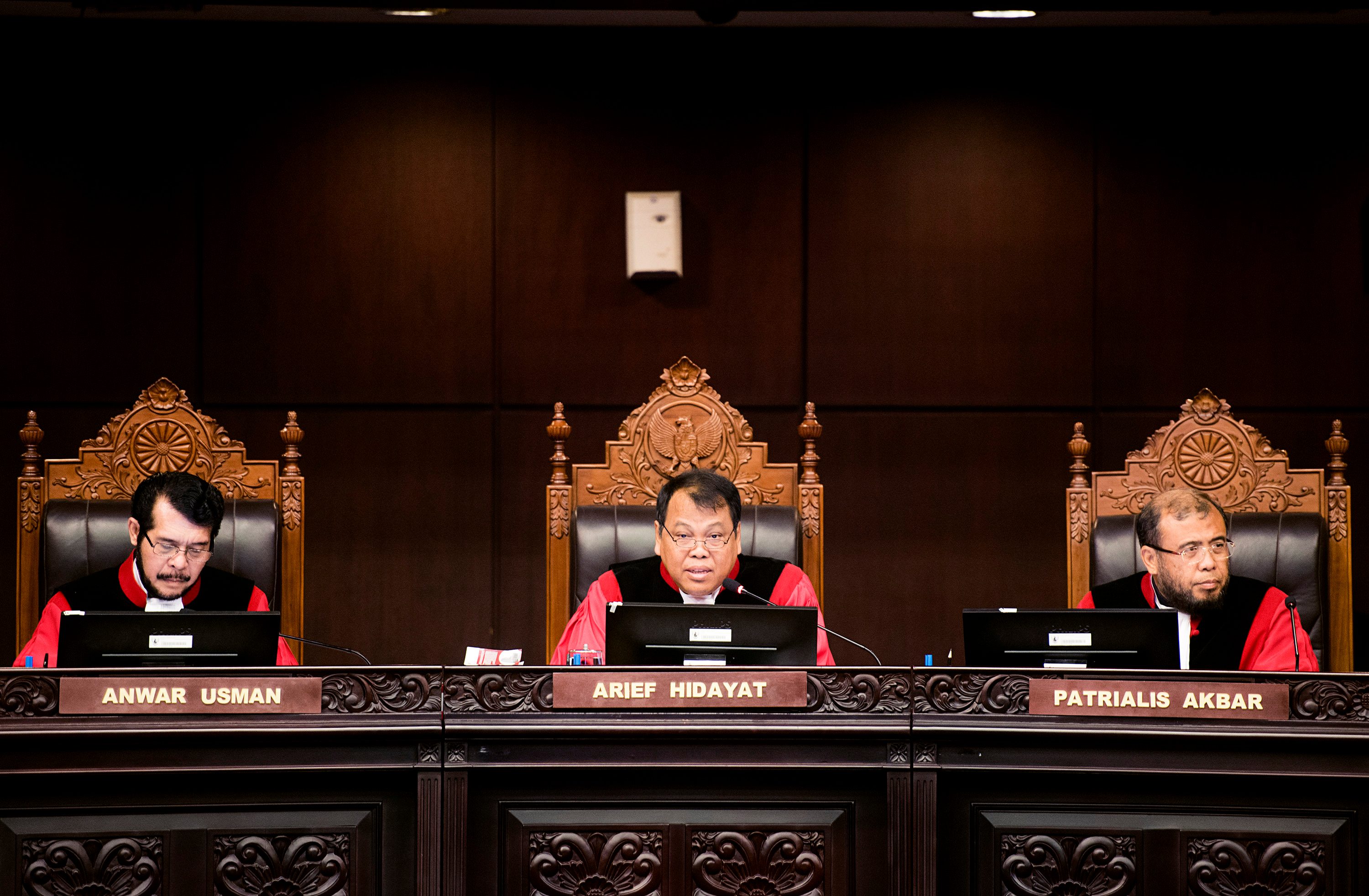 Hakim Mahkamah Konstitusi Patrialis Akbar (kanan) terjaring OTT KPK pada 25 Januari 2017. Foto dokumentasi oleh M Agung Rajasa/Antara
 