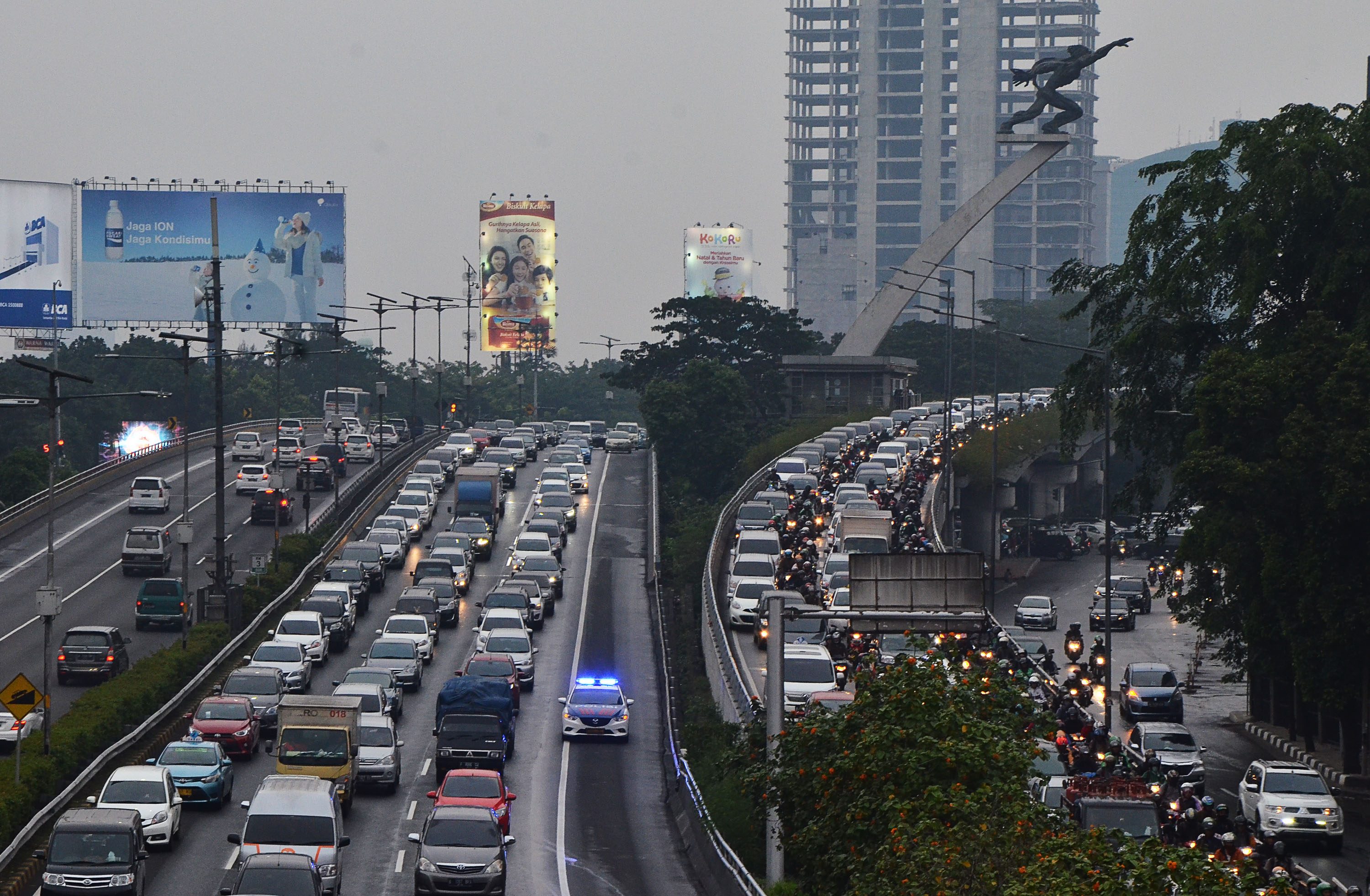 Suasana kemacetan lalu lintas di daerah Pancoran, Jakarta Selatan. Foto oleh Fakhri Hermansyah/Antara 