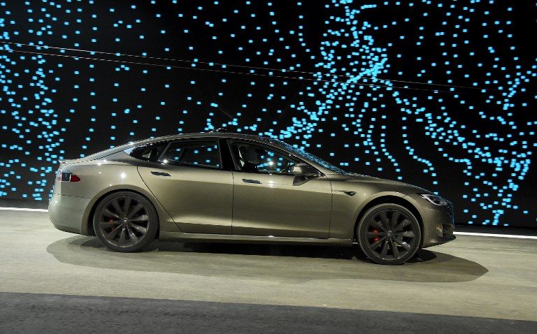 Tesla in autonomous mode hits parked police car