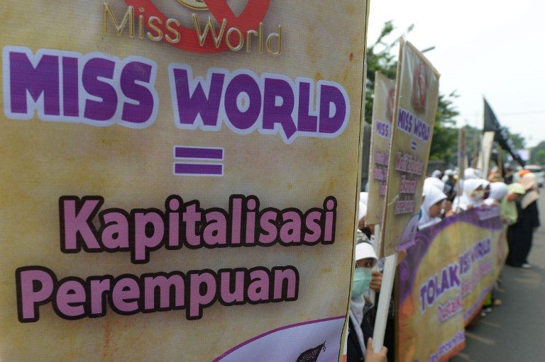KAPITALISASI PEREMPUAN. Demonstrasi besar-besaran terjadi saat kontes 'Miss World' diadakan di Indonesia pada 2013 lalu. Foto oleh Adek Berry/AFP  