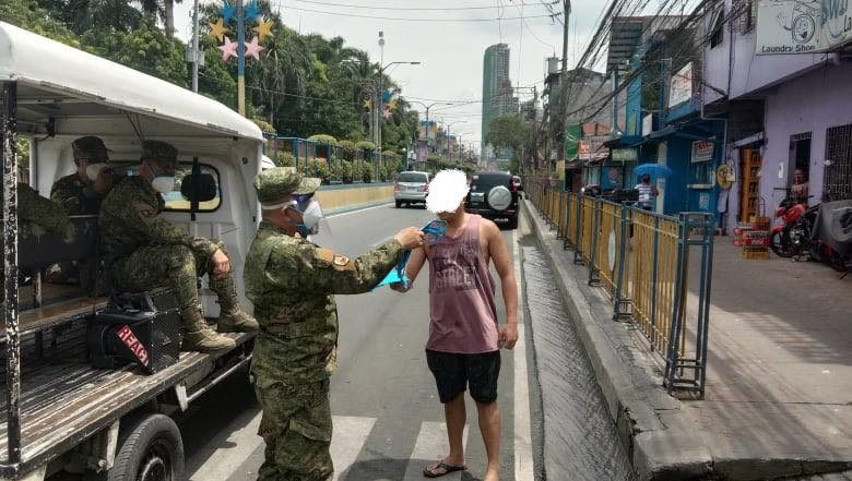LOOK: Army reservist gives pedestrian a face mask in Mandaluyong City