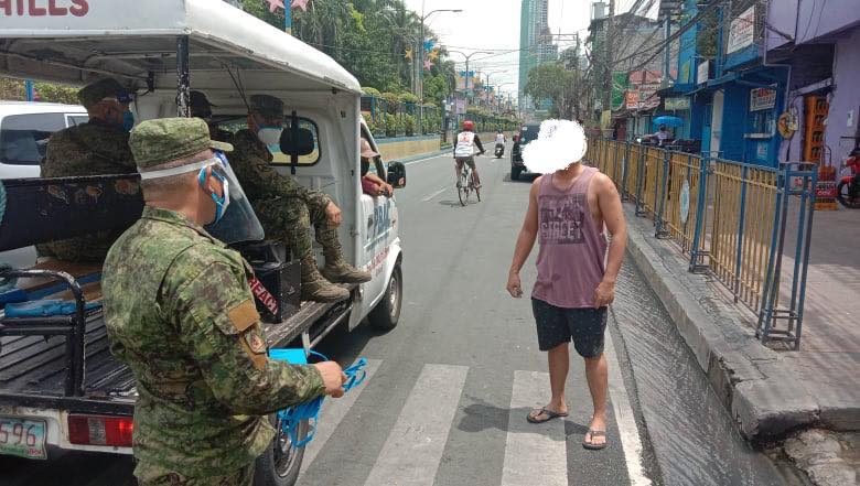 MASKS READY. Army reservists had a stash of face masks to give to violators as they patrolled the streets of Mandaluyong City. Photo from the Mandaluyong CDRRMO 