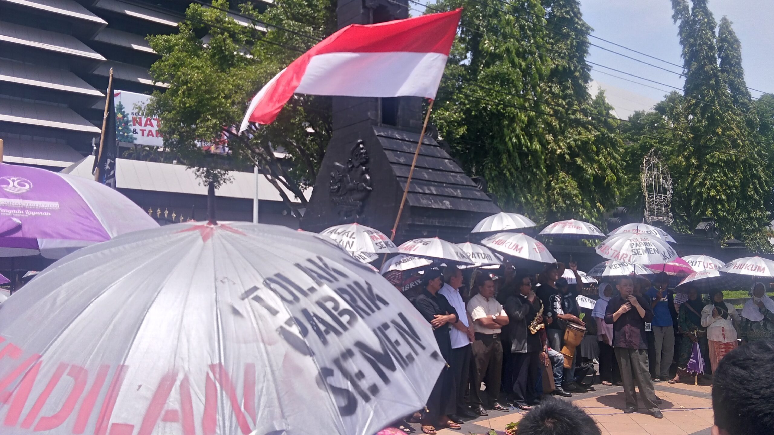 Protes pabrik semen, petani Kendeng dirikan tenda di depan kantor gubernur