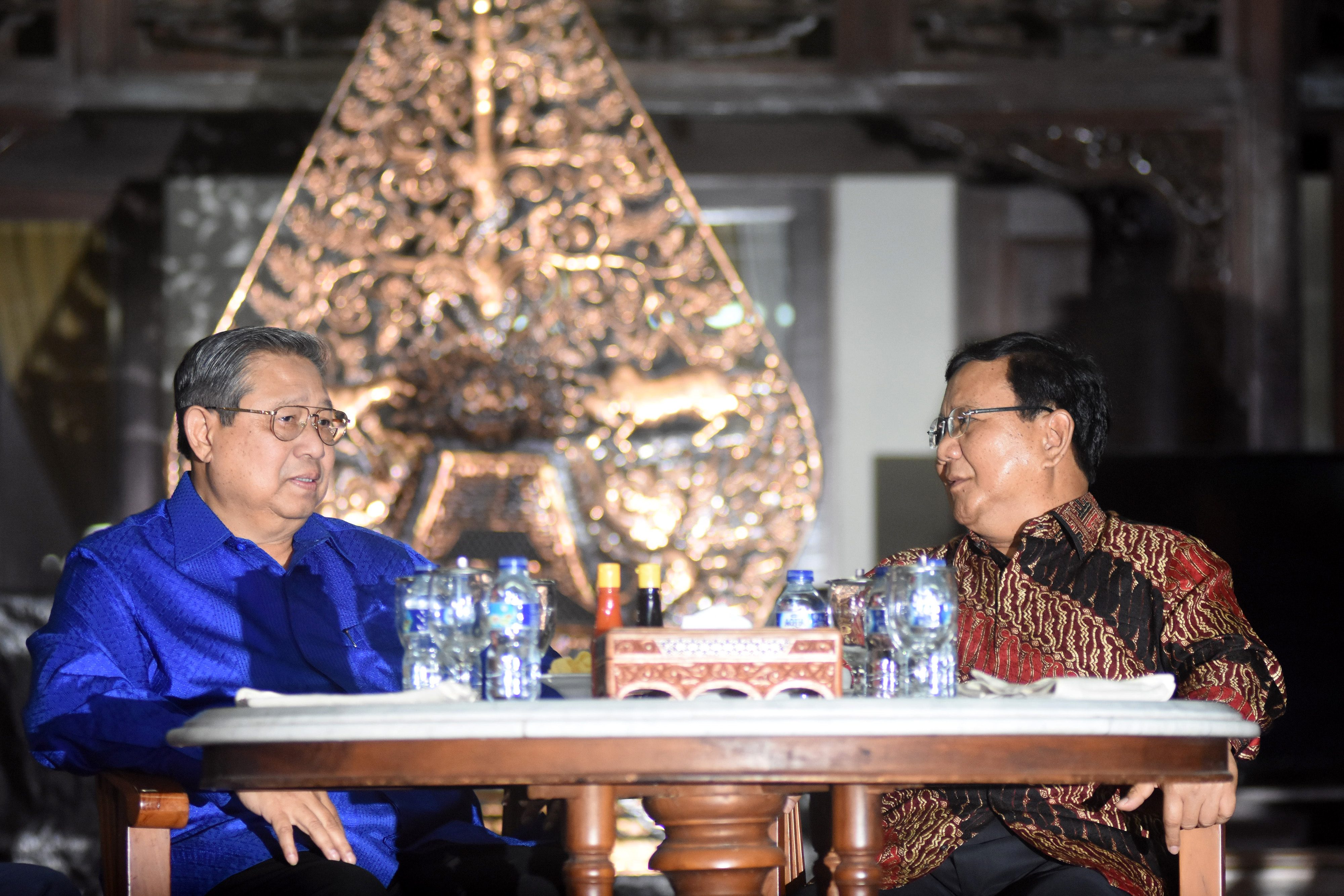 BERBINCANG. Ketua Umum Partai Demokrat Susilo Bambang Yudhoyono (kiri) berbincang dengan Ketua Umum Partai Gerindra Prabowo Subianto (kanan) sebelum mengadakan pertemuan tertutup di Puri Cikeas, Bogor, Jawa Barat, Kamis, 27 Juli. Foto oleh Indrianto Eko Suwarso/ANTARA 