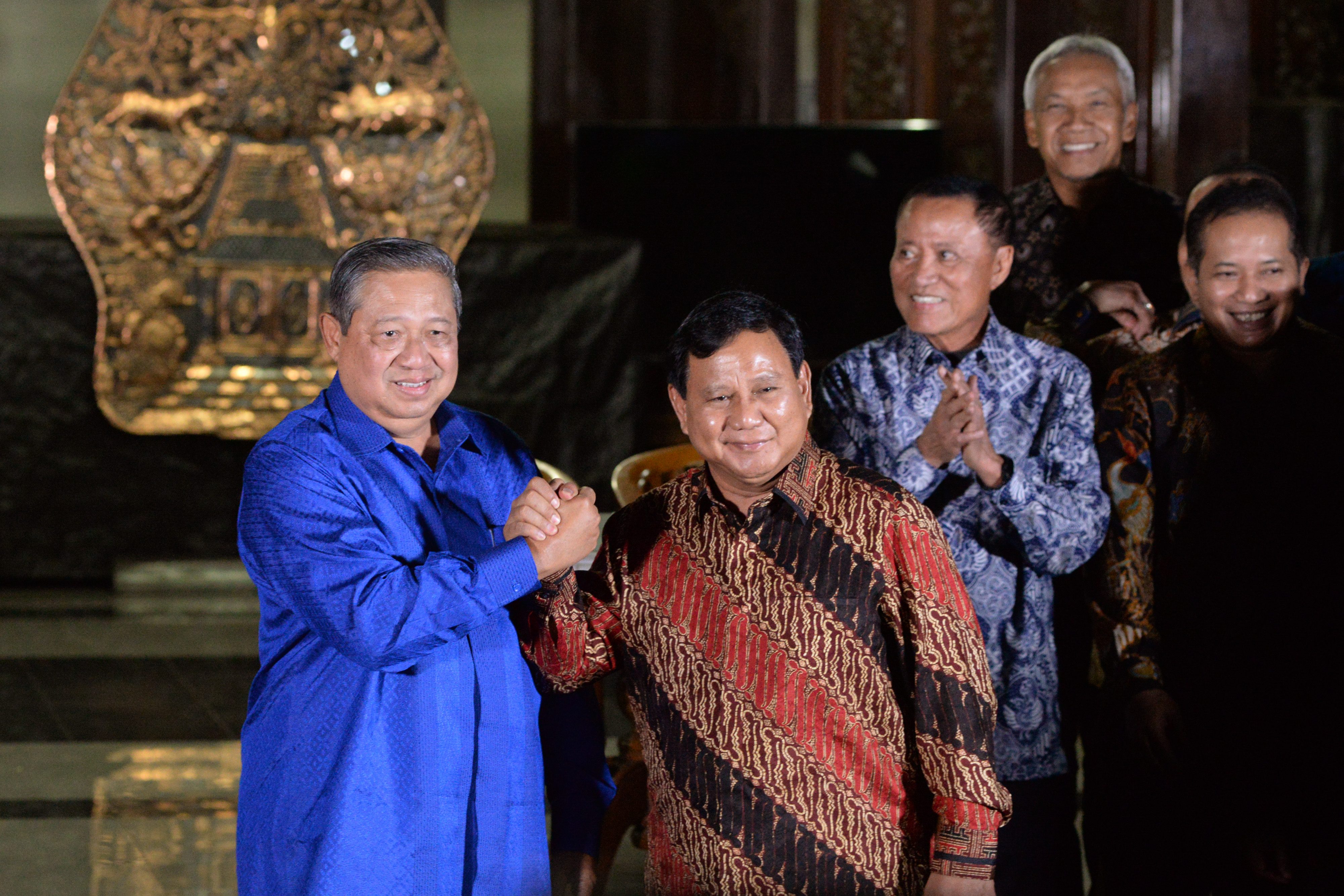 BERTEMU. Ketua Umum Partai Demokrat Susilo Bambang Yudhoyono (kiri) melakukan salam komando dengan Ketua Umum Partai Gerindra Prabowo Subianto (kanan) seusai mengadakan pertemuan tertutup di Puri Cikeas, Bogor, Jawa Barat, Kamis, 27 Juli. Foto oleh ANTARA 