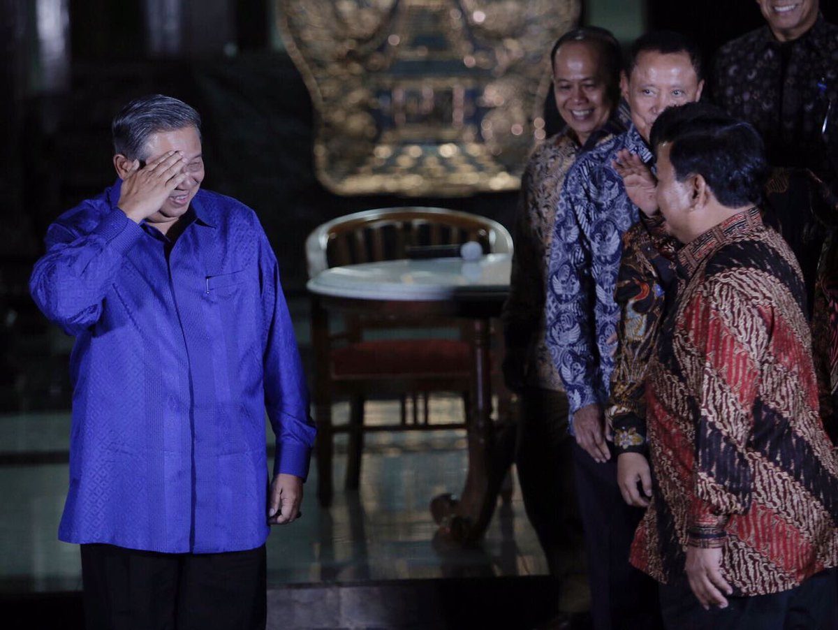 SALAM HORMAT. Ketua Umum Partai Gerindra memberi hormat kepada Ketua Umum Partai Demokrat, Susilo Bambang Yudhoyono sebelum meninggalkan Puri Cikeas pada Kamis malam, 27 Juli. Foto diambil dari akun Twitter Umar Syadat  