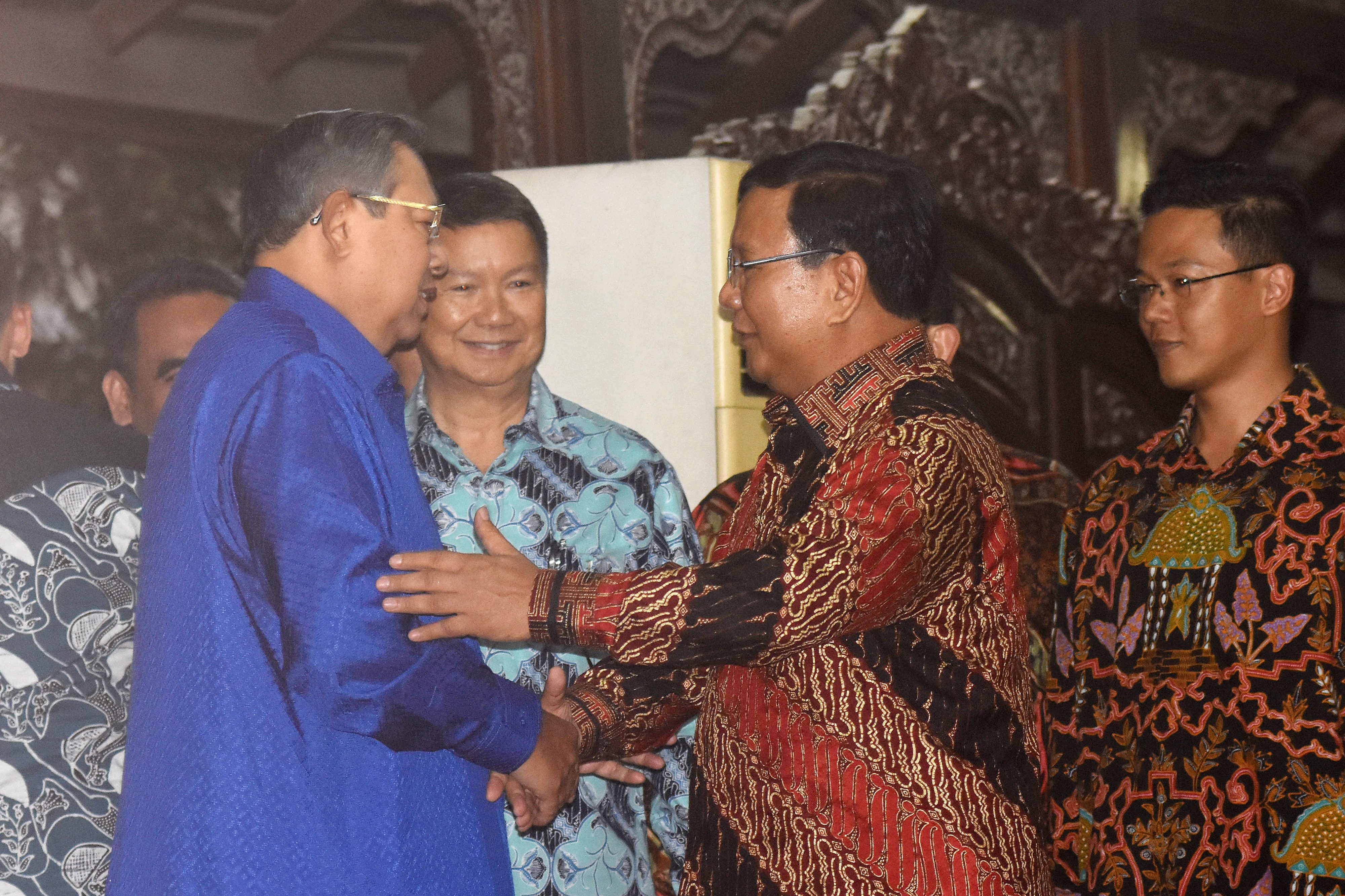 JABAT TANGAN. Ketua Umum Partai Demokrat Susilo Bambang Yudhoyono (kiri) berjabat tangan dengan Ketua Umum Partai Gerindra Prabowo Subianto (kedua kanan) sebelum mengadakan pertemuan tertutup di Puri Cikeas, Bogor, Jawa Barat, Kamis, 27 Juli. Foto oleh Indrianto Eko Suwarso/ANTARA 