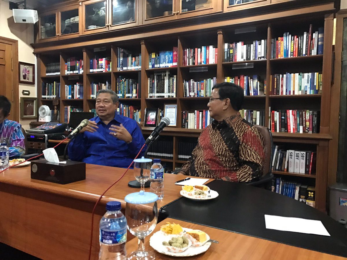 TERTUTUP. Ketua Umum Partai Demokrat Susilo Bambang Yudhoyono melakukan pertemuan tertutup di ruang perpustakan dengan Ketua Umum Partai Gerindra Prabowo Subianto. Foto diambil dari akun Twitter @fadlizon 