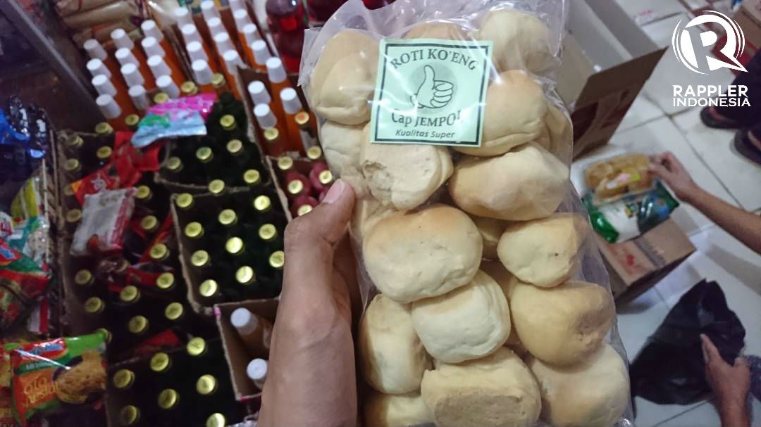 LARIS. Roti ko'ing dijual dalam berbagai kemasan. Kemasan berisi lebih dari sepuluh roti ko'ing dihargai sebesar Rp.6.000 saja. Foto oleh Hafiz Azhar/Rappler   