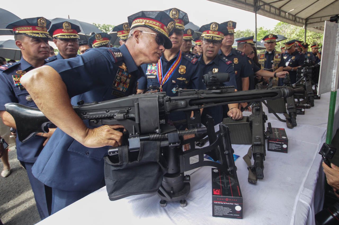 TRIAL. PNP chief Albayalde tries out a newly procured machine gun. Photo by Lito Borras/Rappler 