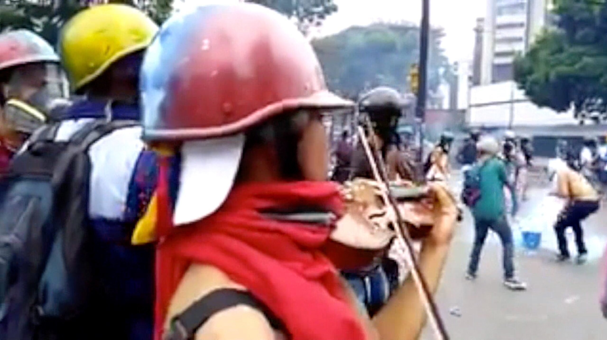 WATCH: Violinist keeps playing through clashes in Venezuela