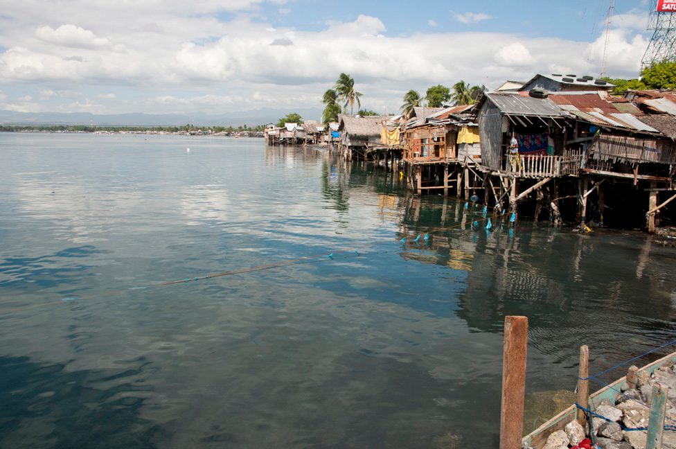 ENDANGERED HOUSES. Homes on stilts are on the rim of the sinkhole. Photo by Edwin Espejo  