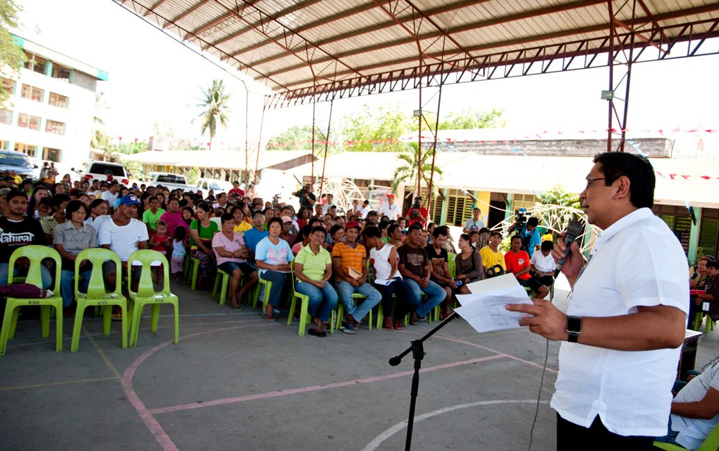 DIALOGUE. Mayor Rivera tells residents they will have to be relocated from danger zones. Photo by Edwin Espejo 
