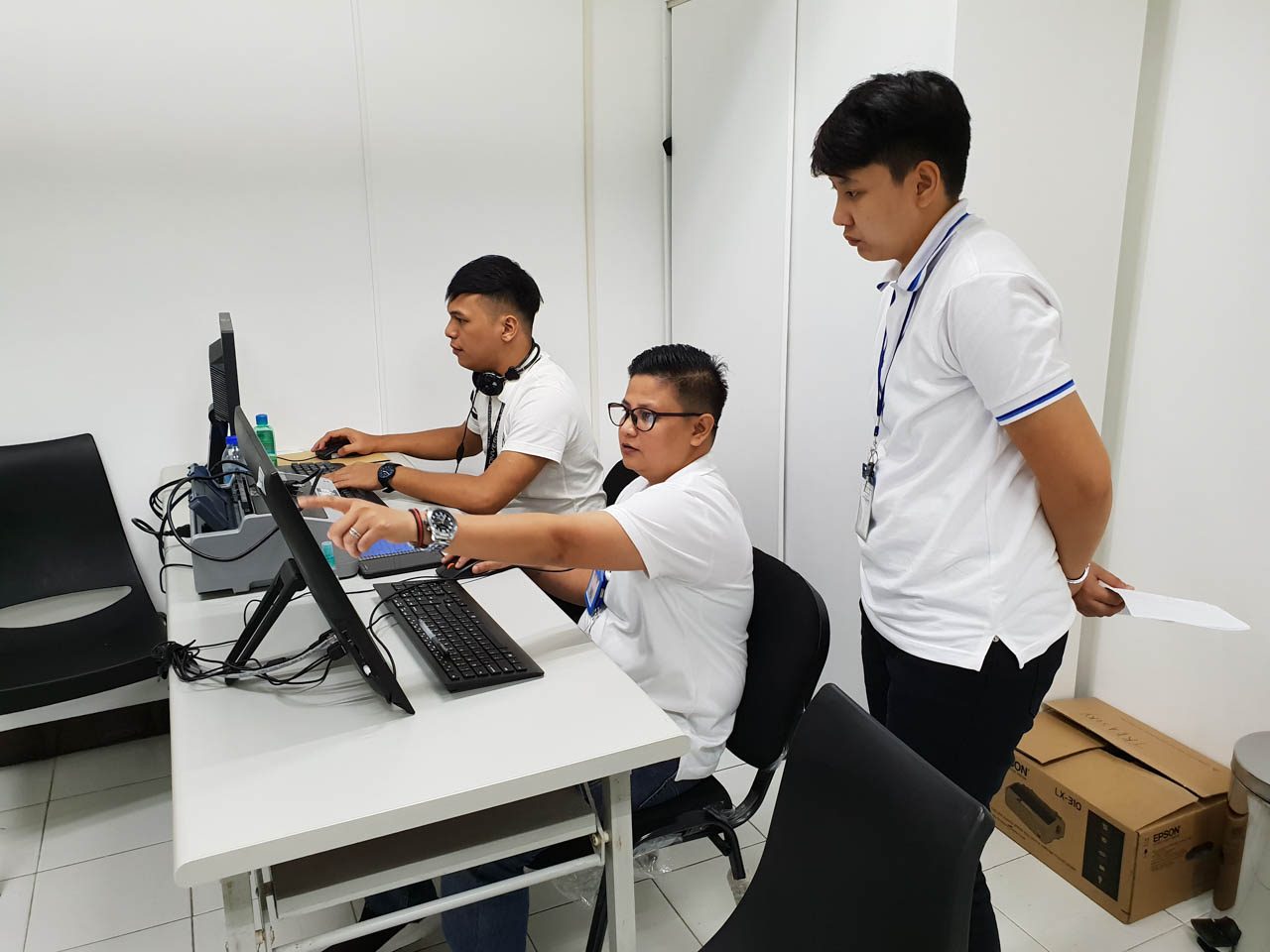 GOING DIGITAL. Officers at Pasig City's public information & complaints desk are tasked to digitally encode all queries to make sure each one is attended to. Photo by JC Gotinga/Rappler 