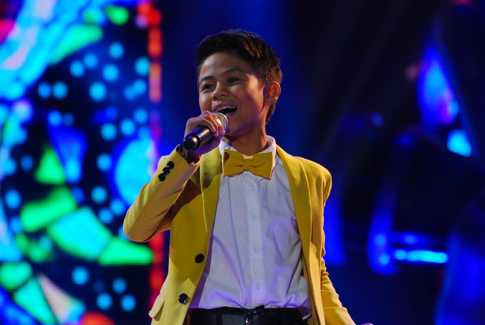 NEW CHAMPION. Vanjoss singing 'You Raise Me Up.' Photo from ABS-CBN PR 