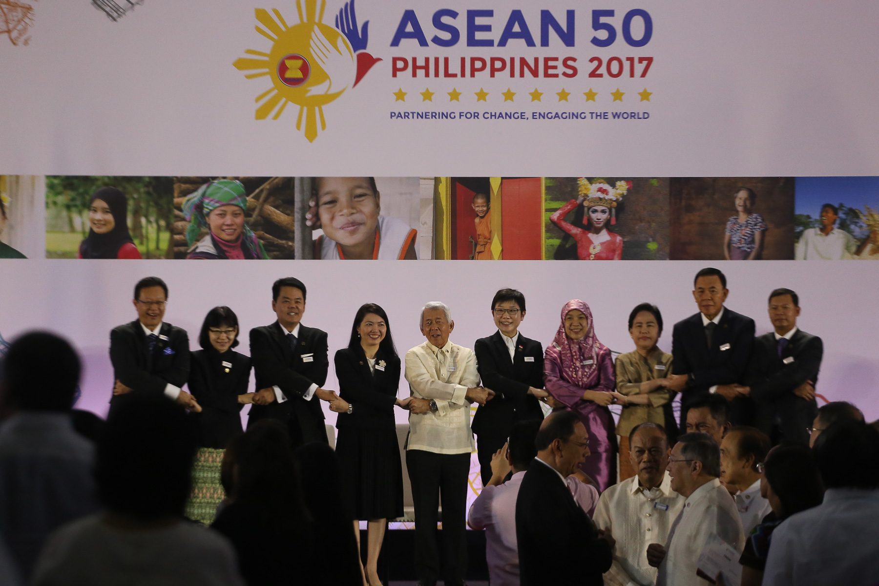 UNITY, COOPERATION. Foreign Secretary Perfecto Yasay Jr links hands with ASEAN diplomats. Photo by Manman Dejeto/Rappler  
