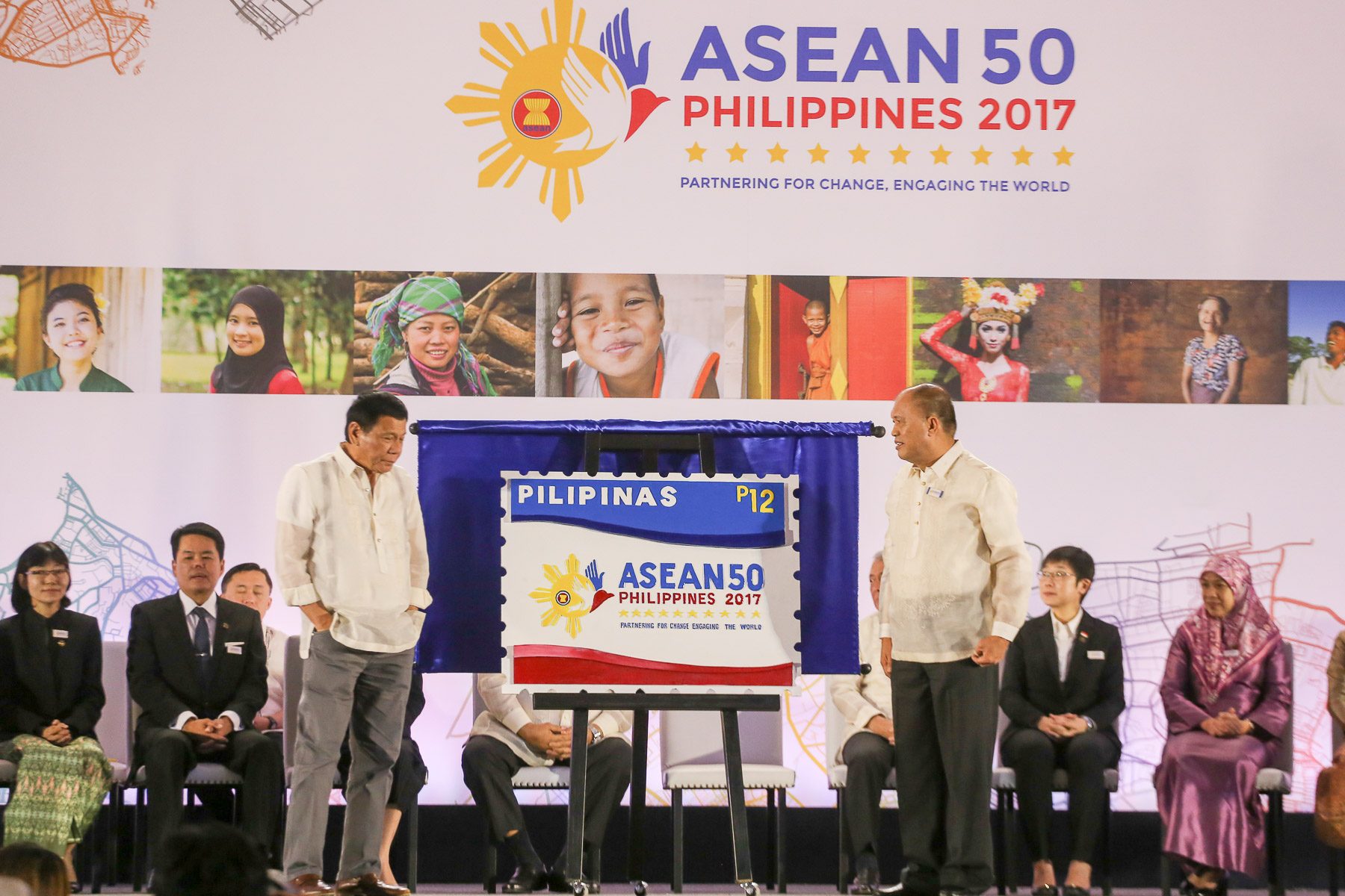 LEADING THE WAY. President Rodrigo Duterte and Postmaster General Joel Otarra unveil the ASEAN 2017 chairmanship limited-edition stamp. Photo by Manman Dejeto/Rappler   
