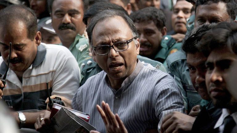 Bangladeshi editor attacked outside courtroom