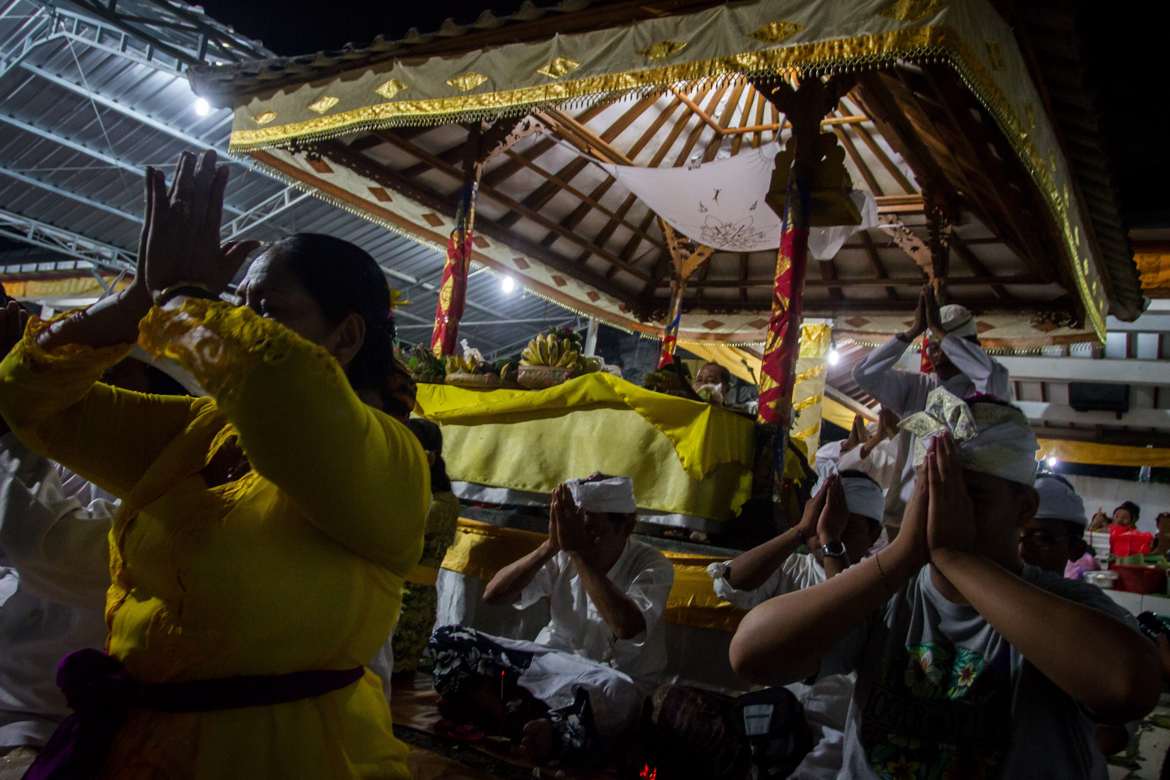 DOA. Umat Hindu memanjatkan doa saat mengikuti sembahyang perayaan hari raya Galungan di Pura Indra Prasta, Mutihan, Solo, Jawa Tengah, Rabu, 1 November. Foto oleh  Mohammad Ayudha/ANTARA 