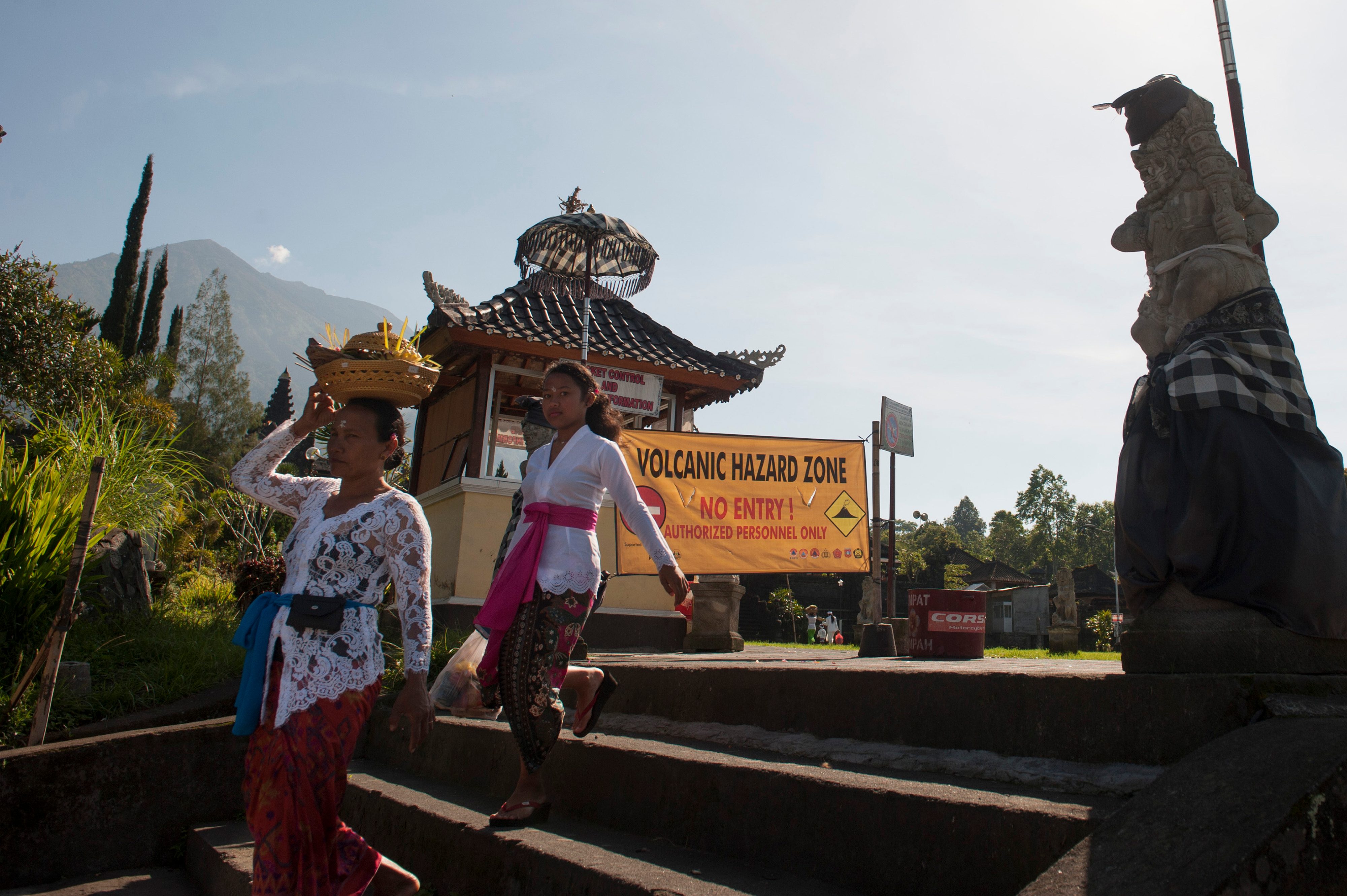SESAJEN. Umat Hindu membawa sesajen saat persembahyangan Hari Raya Galungan di tengah situasi aktifitas Gunung Agung pada level siaga di Pura Besakih, Karangasem, Bali, Rabu, 1 November. Foto oleh Nyoman Budhiana/ANTARA 