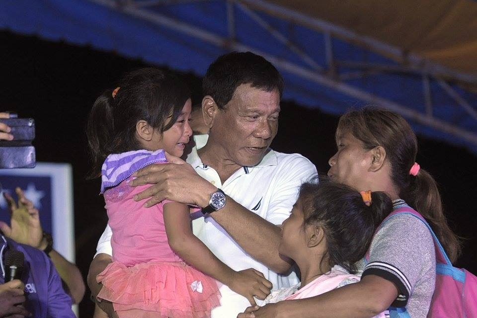 DUTERTE AND WOMEN. Duterte holds a crying girl in his arms during a Palawan sortie. Photo by Duterte-Cayetano Media Team 