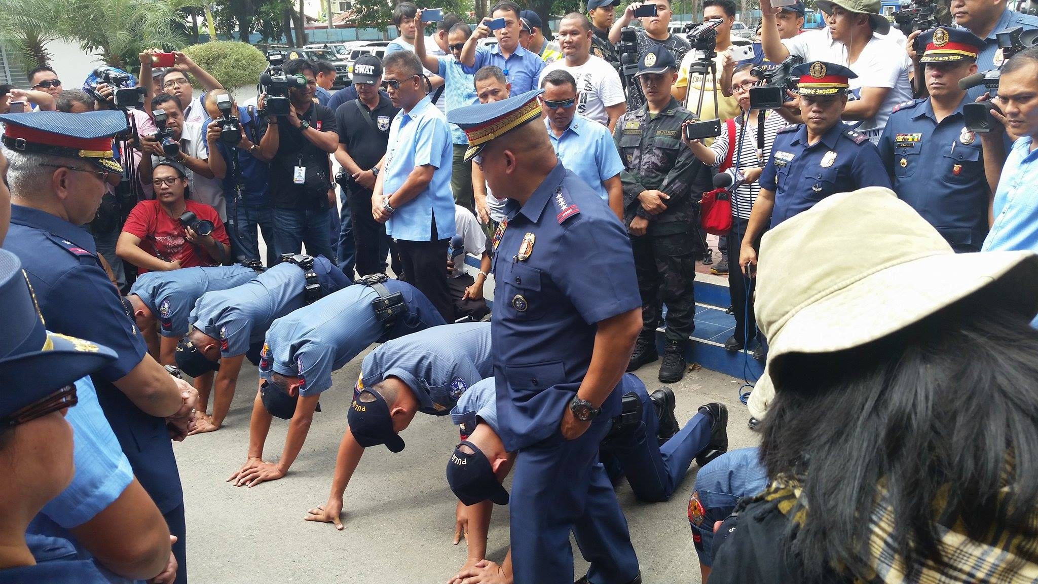 FRONT LEANING POSITION. Dela Rosa orders the 7 policemen-suspects to do several minutes of a difficult punishment position. Photo by Jun A. Malig/Rappler
   