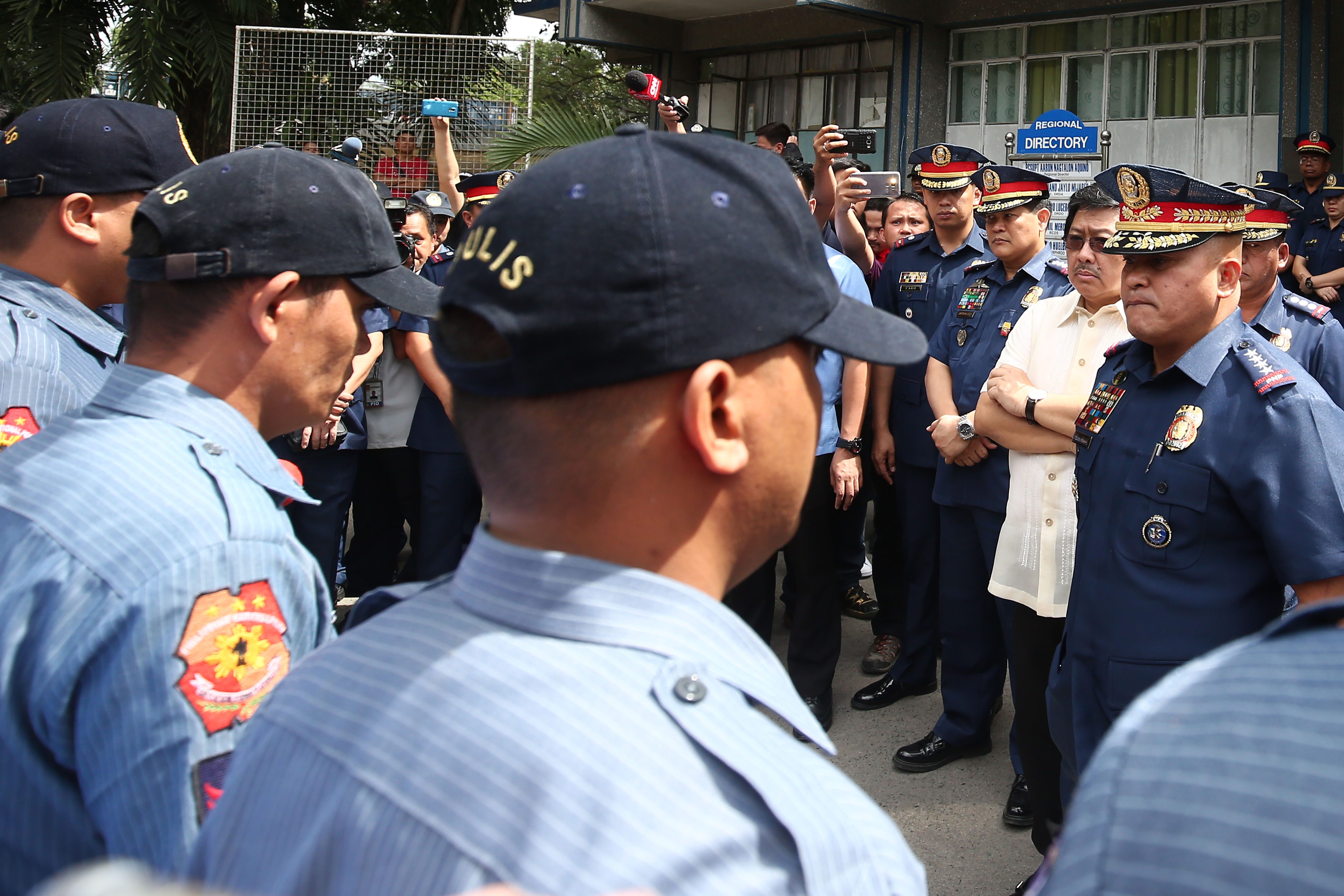 CONFRONTATION. PNP chief Ronald dela Rosa faces with cops involved in the Tokhang-for-ransom modus operandi. Photo by Ben Nabong/Rappler   