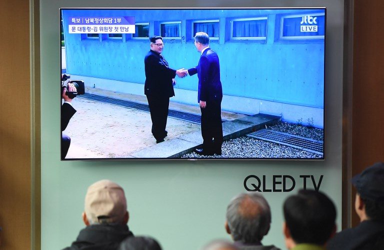 HANDSHAKE. People watch a television screen showing live footage of the inter-Korea summit. Photo by Jung Yeon-je/AFP      