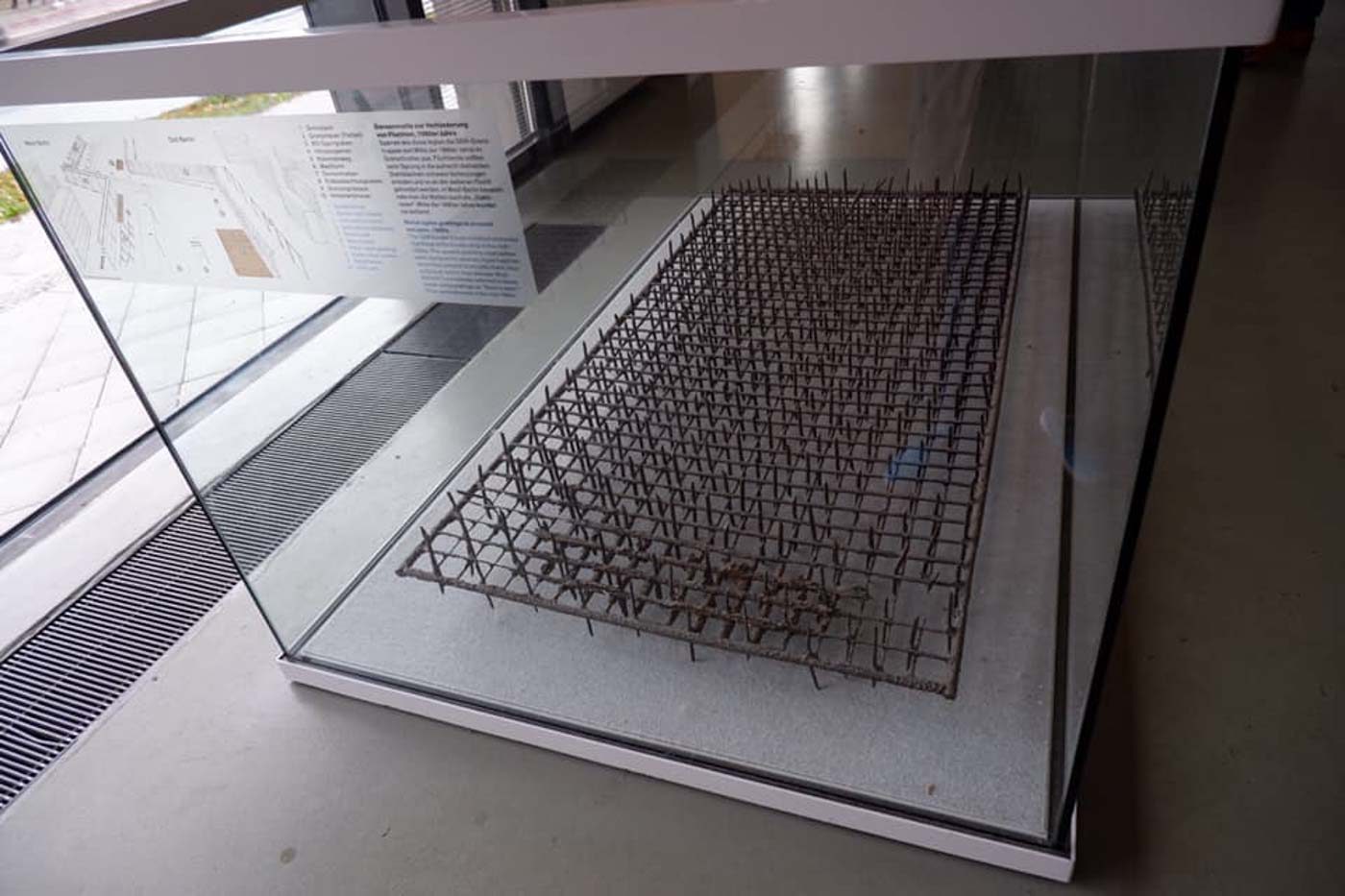 HUKUM STALIN.  Suatu sifat yang dimaksudkan untuk melukai serius setiap penduduk yang melarikan diri dari Berlin Timur. 