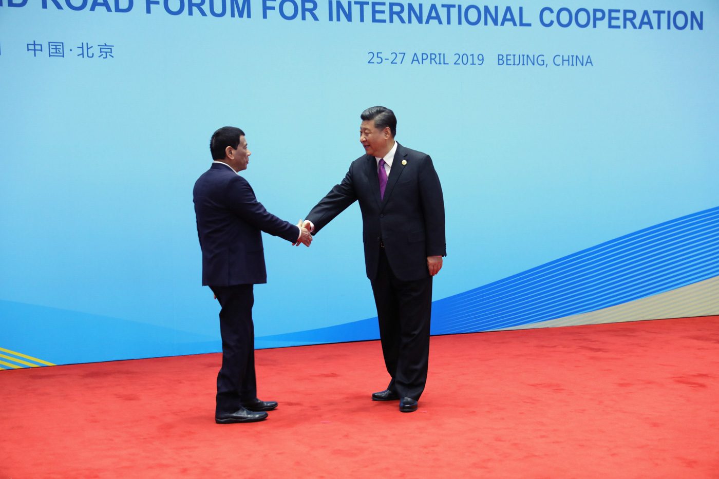 GOOD FRIENDS. President Rodrigo Duterte receives a warm welcome from Chinese President Xi Jinping before the Leaders' Roundtable Discussion of the 2nd Belt and Road Forum for International Cooperation at the Yanqi Lake International Convention Center on April 27, 2019. Malacañang photo 