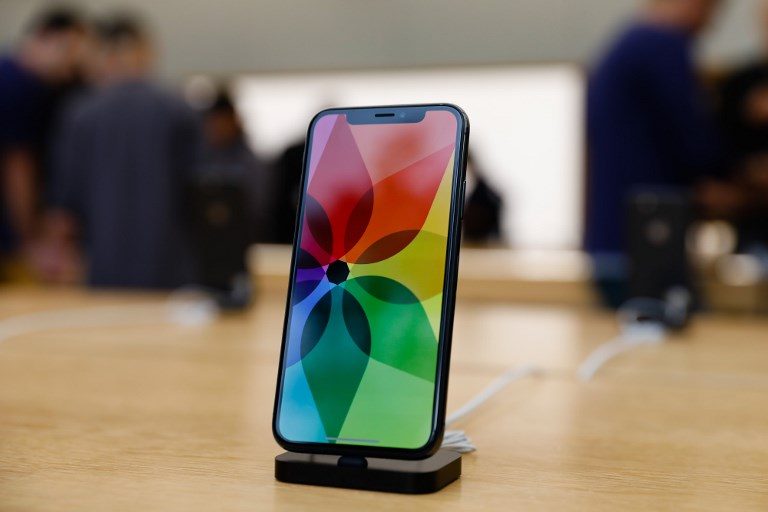Apple delivers record profit, seeks to allay iPhone X fears