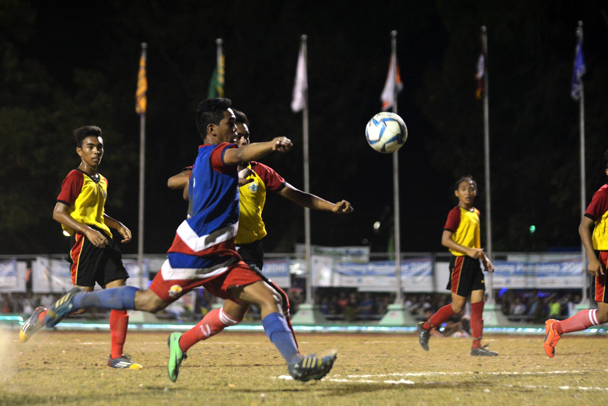 FOOTBALL DRAW. Bicol Region and Caraga battle to a 2-2 draw. Photo by Roy Secretario/Rappler  