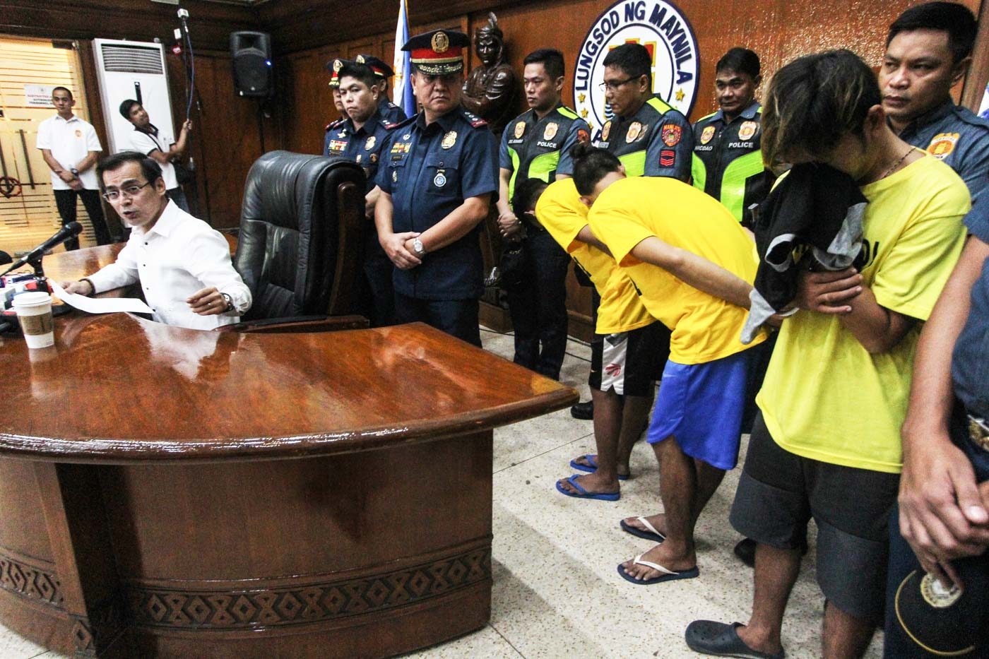 Despite PNP ban, Isko Moreno presents suspects to media