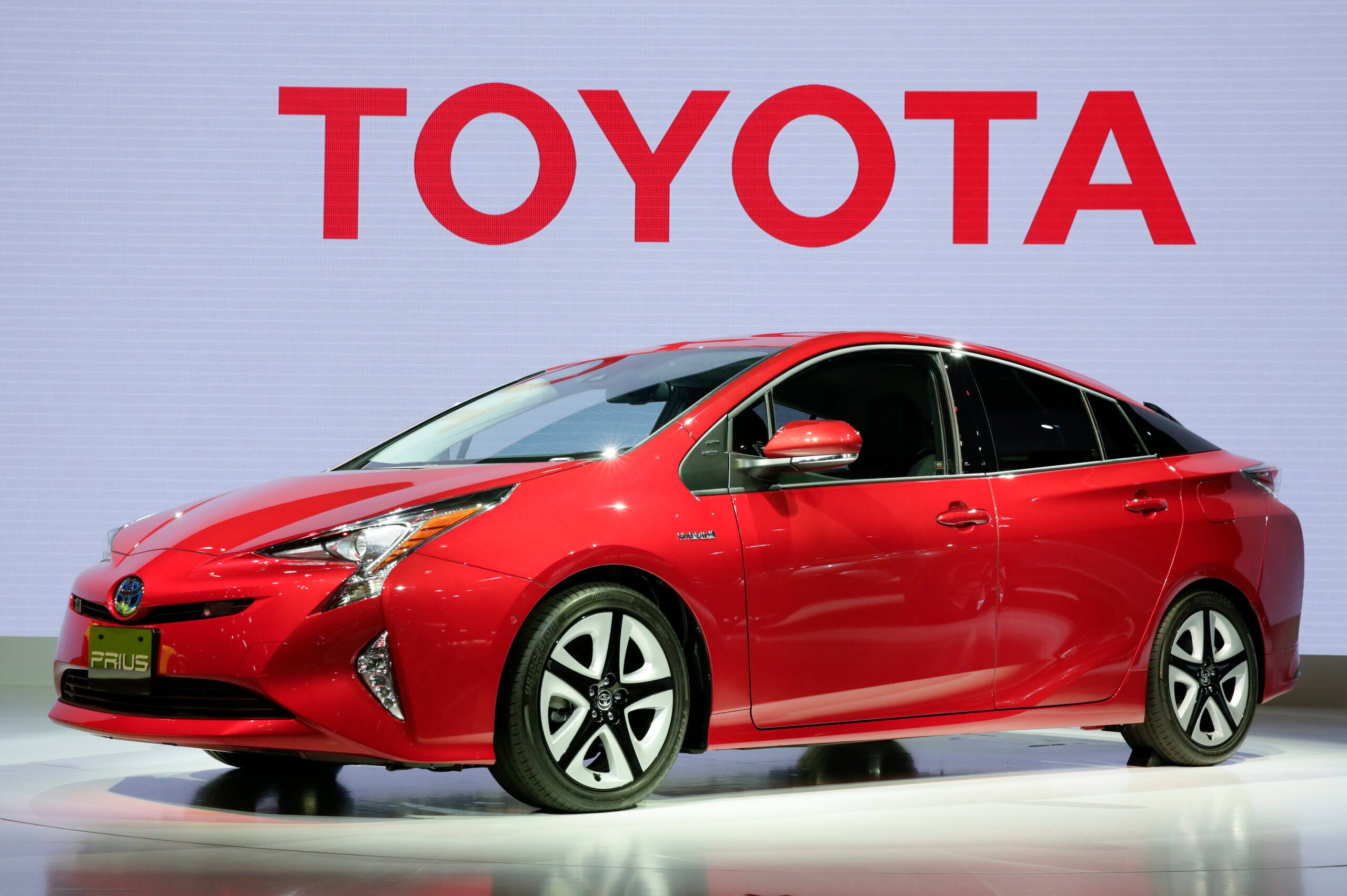Toyota keeps top global automaker crown