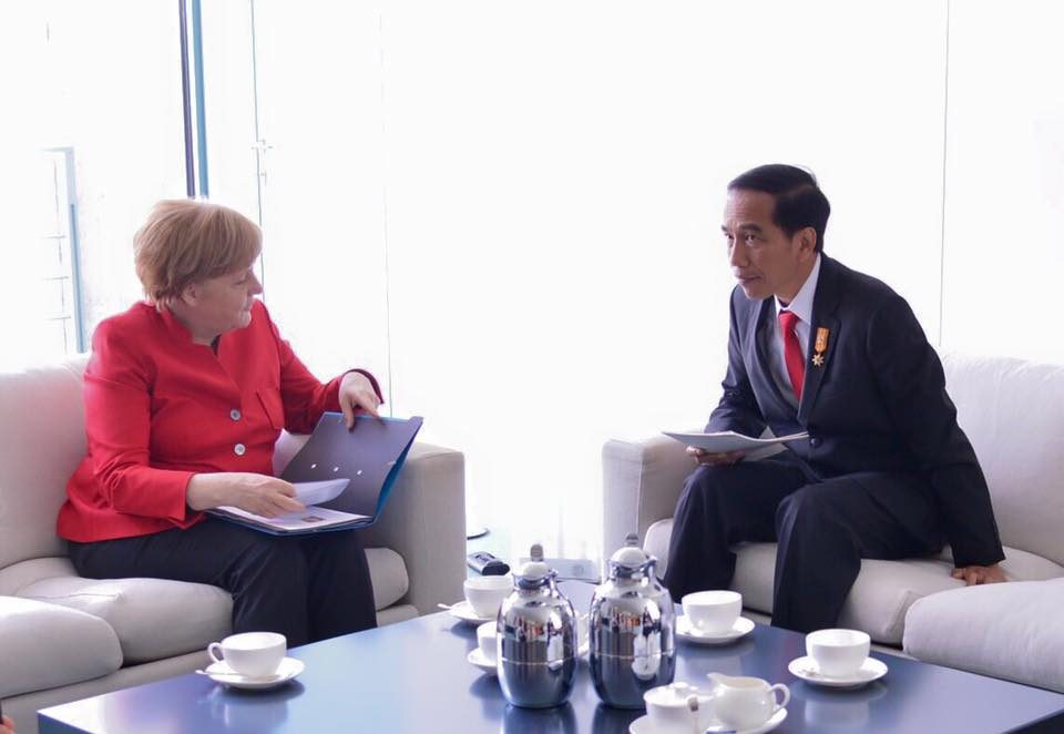 BERTEMU MERKEL. Presiden Joko "Jokowi" Widodo bertemu dengan Kanselir Jerman Angela Merkel dalam kunjungan kerja pada Senin, 18 April. Foto dari Facebook/Presiden Joko Widodo 
