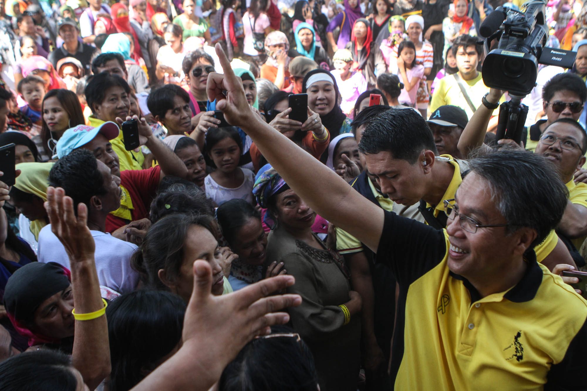 Roxas waves to the crowd as he arrives during a campaign rally which also celebrated the last day of the Women's Month at the Brgy. Kalantungan Covered Court in Cotabato City on Thursday. Lito Boras/Rappler.com 