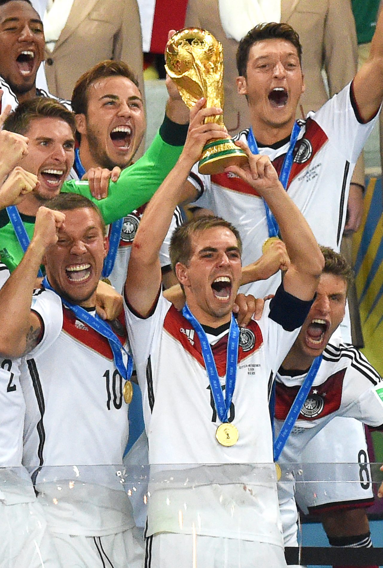 Mantan kapten tim Jerman, Philip Lahm, saat mengangkat trofi Piala Dunia 2014. Foto oleh EPA 