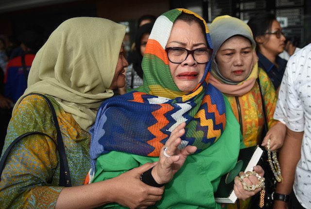 Mantan anggota DPR dari fraksi Hanura, Dewie Yasin Limpo (tengah) menangis usai mengikuti sidang dengan agenda pembacaan vonis di Pengadilan Tipikor Jakarta, pada 13 Juni 2016. Foto dari Wahyu Putro A/Antara 