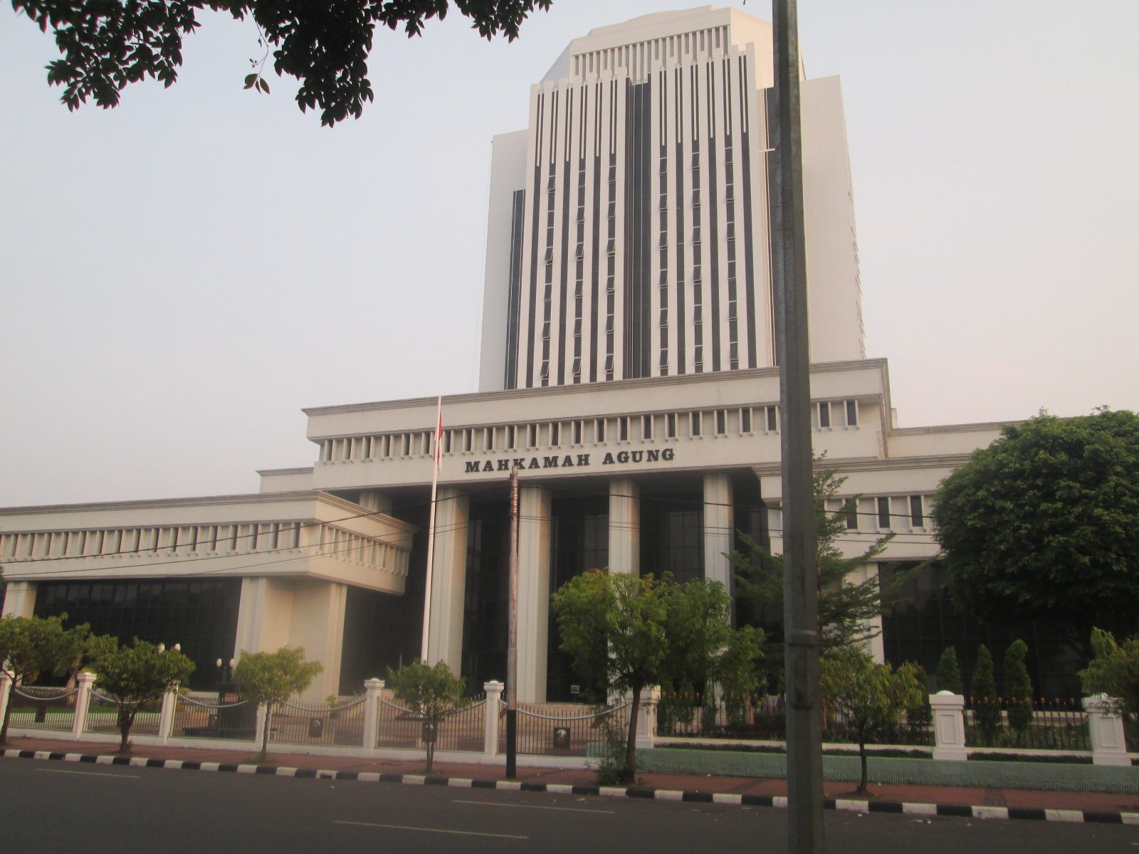 Gedung Mahkamah Agung di Jakarta. Foto dari Wikimedia
 