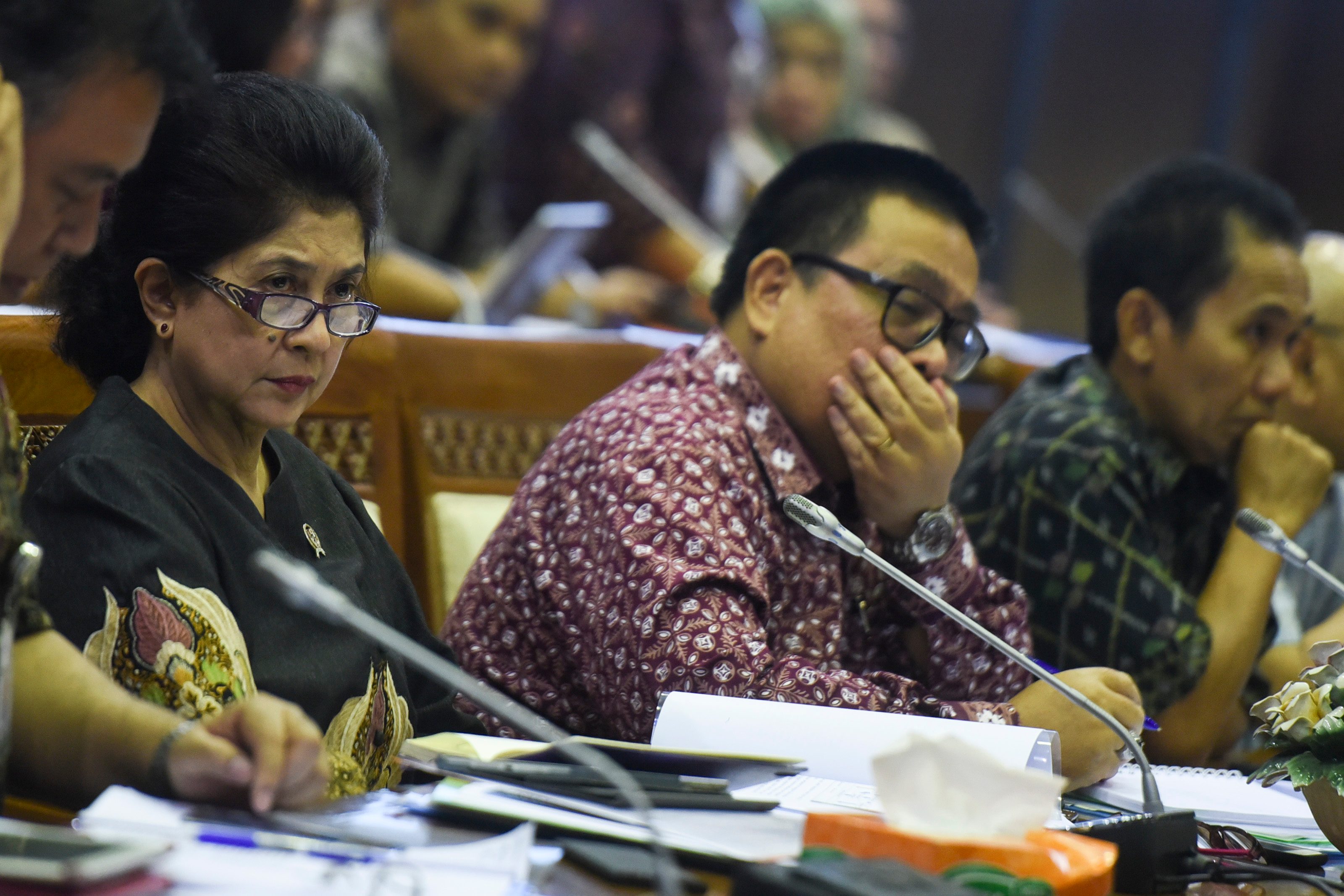 Menteri Kesehatan Nila Moeloek, bersama Plt Kepala BPOM Tengku Bahdar Johan Hamid (tengah), saat rapat kerja dengan Komisi IX di Kompleks Parlemen, Senayan, pada 27 Juni 2016. Foto oleh Hafidz Mubarak A./Antara 