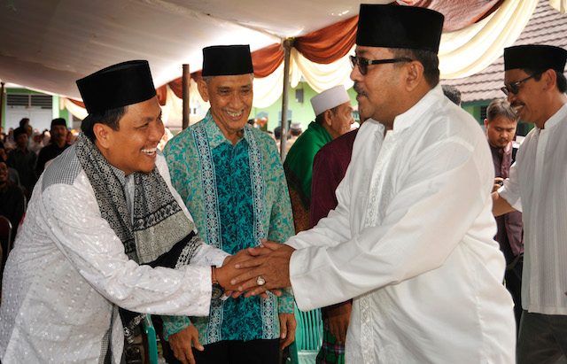 Gubernur Banten Rano Karno (kanan) menyalami ulama Forum Silaturahim Pondok Pesantren Banten, pada 22 Mei 2016. Foto oleh Asep Fathulrahman/Antara 
