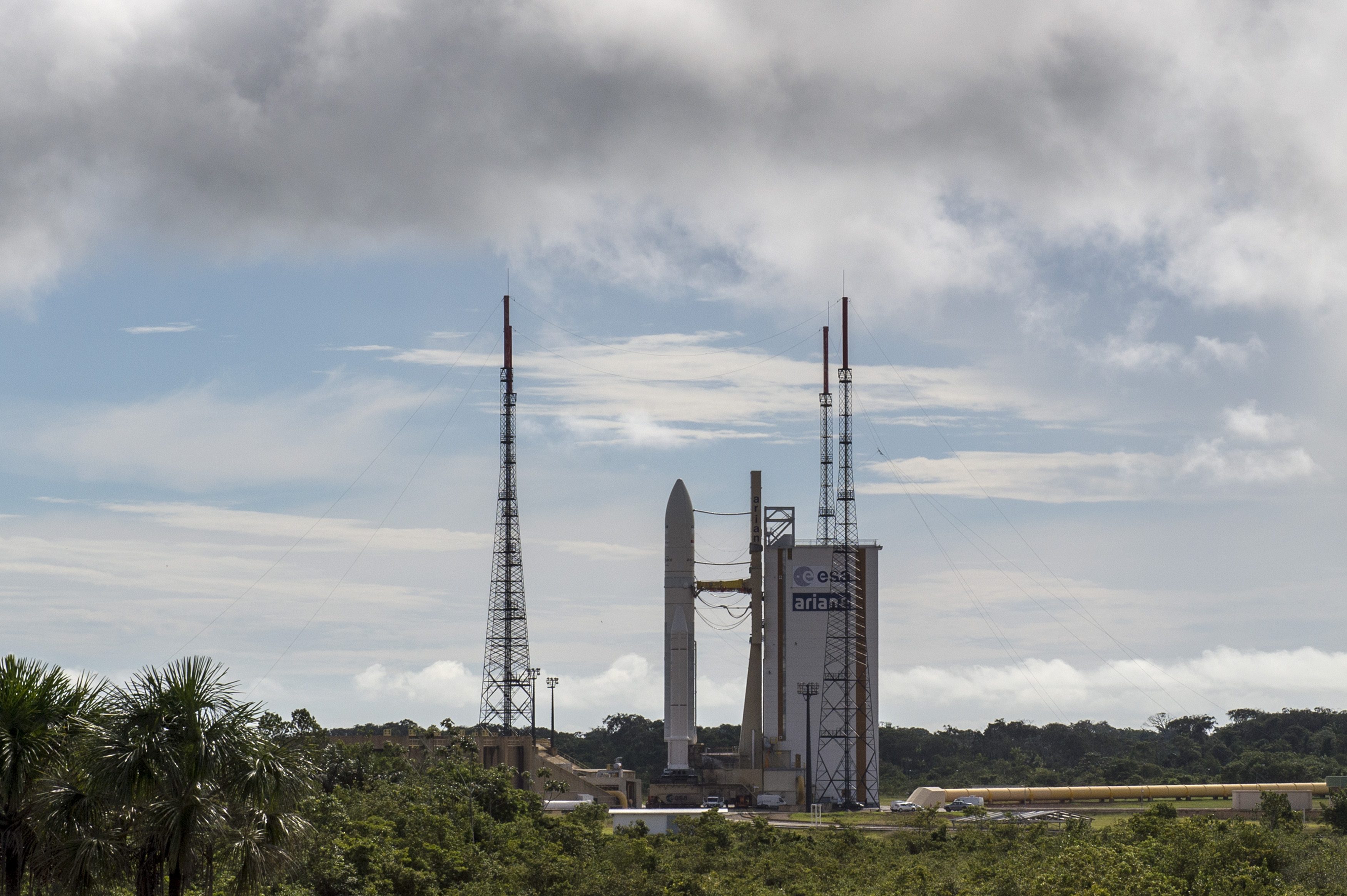 Roket Ariane 5 yang membawa satelit BRIsat menanti waktu hitung mundur di titik peluncuran, fasilitas ruang angkasa Arianespace, Kourou, Guyana Perancis, pada 17 Juni 2016. Foto oleh Ismar Patrizki/Antara 