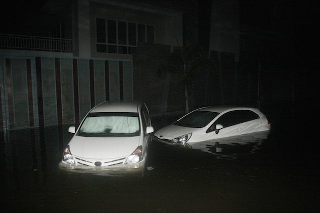 Dua mobil milik warga terendam banjir yang menggenangi kawasan Perumahan Pantai Mutiara, Jakarta, pada 4 Juni 2016. Foto oleh Reno Esnir/Antara 