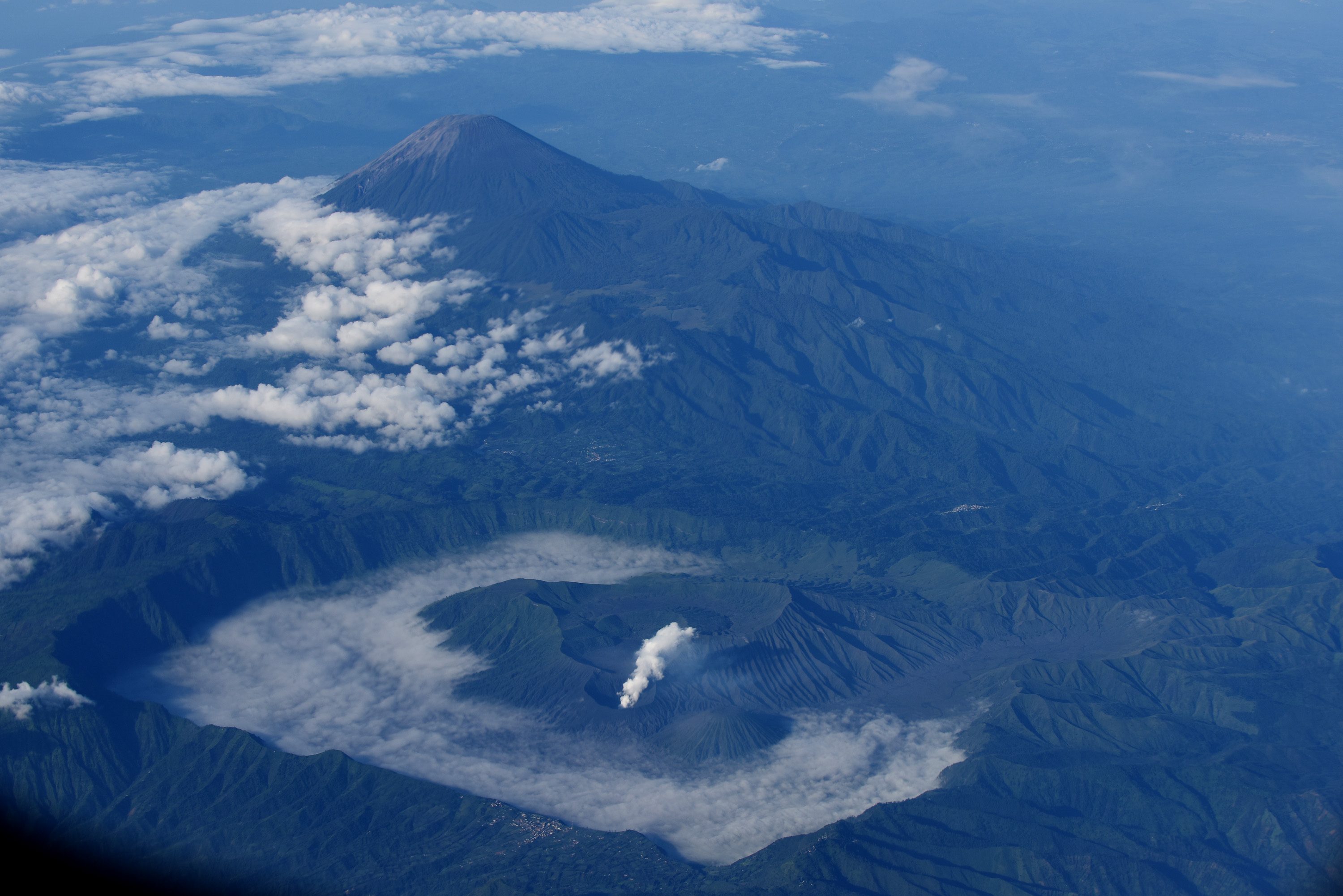 Lanskap Gunung Bromo yang berstatus waspada dengan latar belakang Gunung Semeru terlihat dari udara Jawa Timur. Foto oleh Wahyu Putro A/Antara 