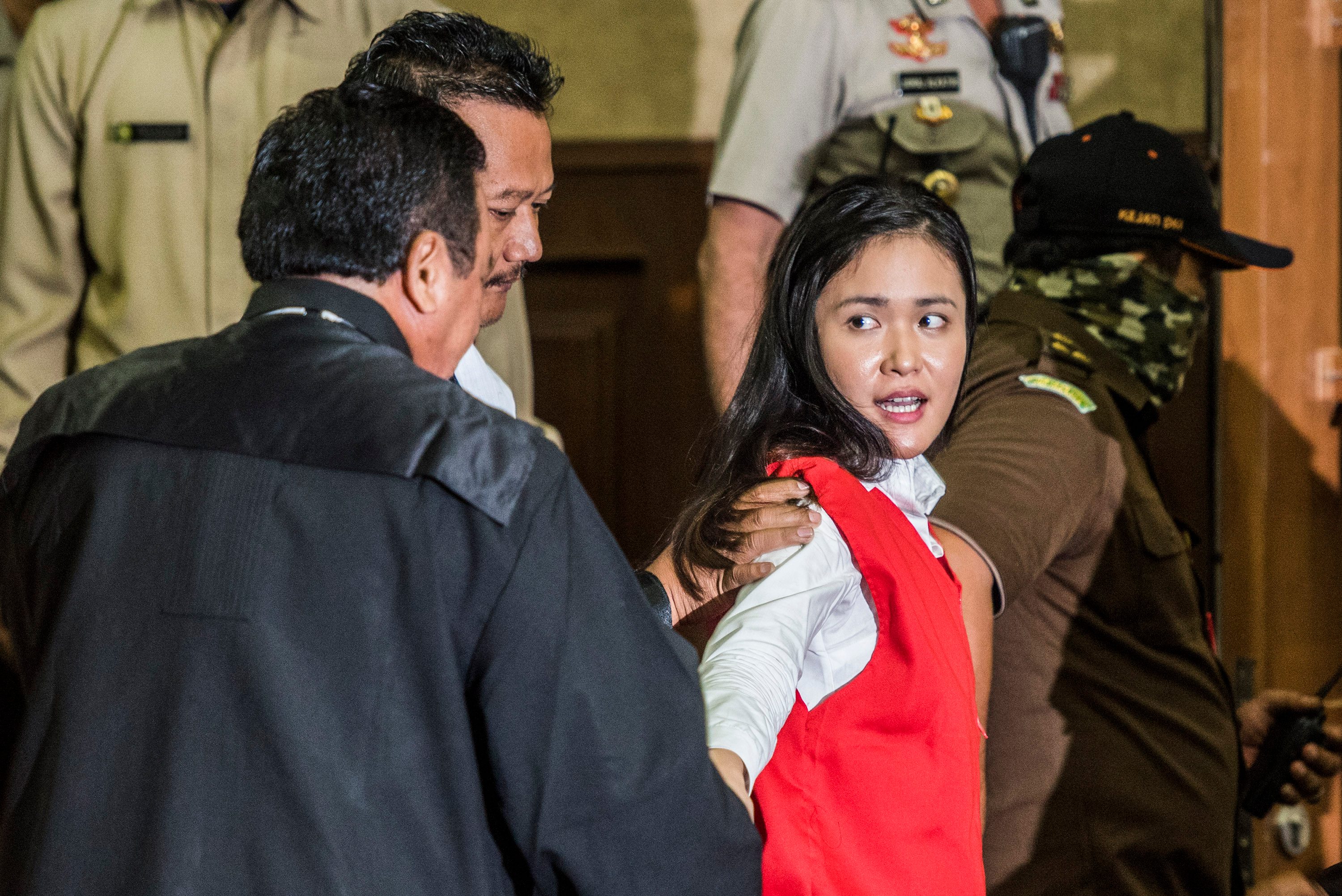 Jessica Kumala Wongso berjalan keluar ruang sidang usai menjalani sidang perdana sebagai terdakwa kasus pembunuhan Wayan Mirna Salihin di Pengadilan Negeri Jakarta Pusat, pada 15 Juni 2016. Foto oleh M Agung Rajasa/Antara 
