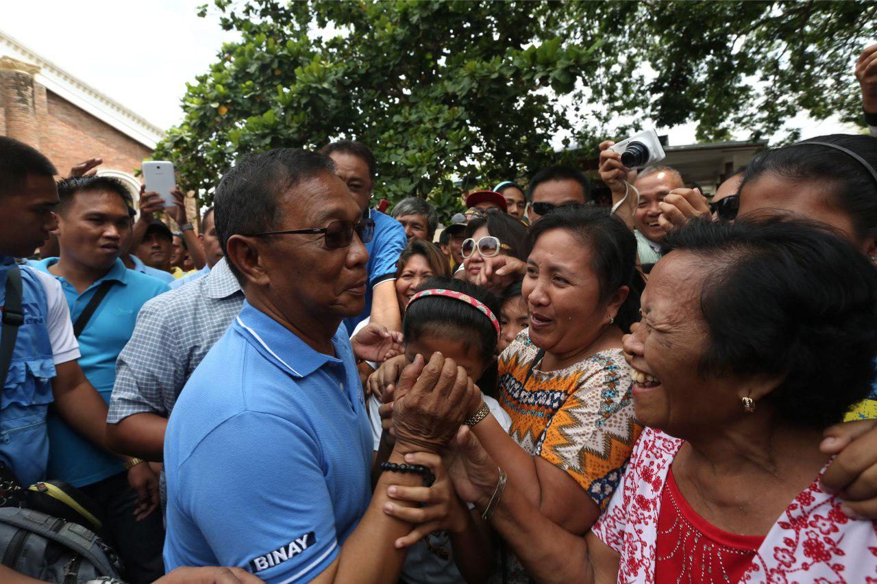 CAMPAIGNING. Vice President Jejomar Binay greets voters in Cabagan, Isabela on March 27, 2016. Photo by United Nationalist Alliance 