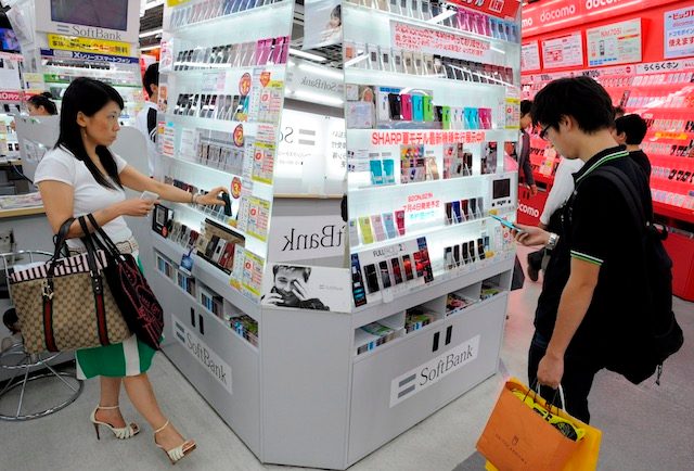 WHICH ONE? Japanese consumers shop for Softbank mobile phones at an electronics shop in downtown Tokyo, 02 July, 2008. Everett Kennedy Brown/EPA 